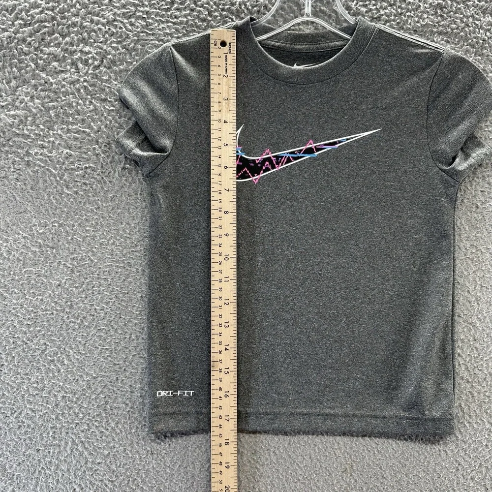 Nike Dri-Fit T-Shirt Boy Size 6 (M)  Gray Big Nike Check Logo Short Sleeve Shirt